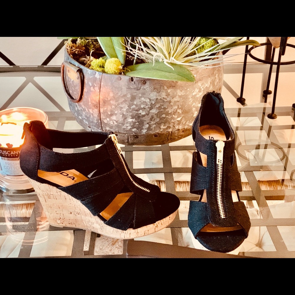 BLACK WEDGE